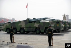 中国军车载着DF-17东风高超音速弹道导弹参加中国国庆70周年典礼。（2019年10月1日）