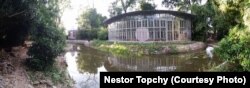 Панорамний вид на ставок і студію