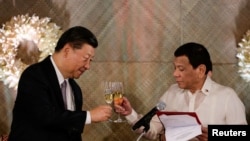 中国国家主席习近平和菲律宾总统杜特尔特在马尼拉总统府举行的国宴上。（路透社2018年11月20日）