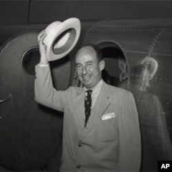 民主党的总统候选人史蒂文森在1952年民主党的全国代表大会上