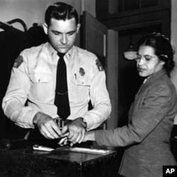 罗莎.帕克斯1955年因为拒绝在公交车上为白人让座被逮捕，图为她在被捕后在阿拉巴马州蒙特马利县警察局打手印