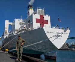 美国海军医疗船“仁慈号”在洛杉矶的世界游轮码头。(美国海军3月27日资料照)
