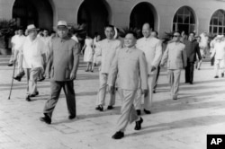 历史照片：以邓小平为团长的中共代表团前往苏联谈判。刘少奇、周恩来、朱德、彭真到机场送行。(1963年7月)