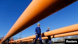 Фото для ілюстрації: інженери на газорозподільчій станції в Угорщині, 2015 рік