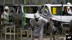 資料照：墨西哥中部瓜納華托州的本田汽車工廠的工人在生產線上工作。 (2014年2月21日)