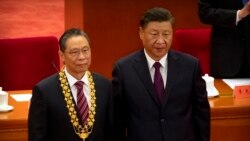 2021年9月8日，中共领导人习近平在北京人民大会堂举行的一项活动中向中国医学专家钟南山颁发奖牌，以表彰他参与中国抗击新冠疫情的斗争。