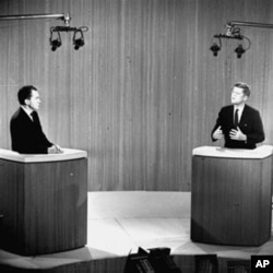 理查德.尼克松副总统(左)和约翰.肯尼迪参议员在1960年10月21日举行的第四场总统辩论中