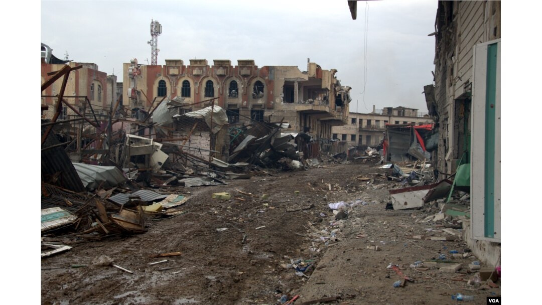 Many Mosul neighborhoods are left decimated by the war, but some residents remain in their homes because either they cannot travel or they fear greater suffering in the camps surrounding the Iraqi city, March 29, 2017. (H. Murdock/VOA)