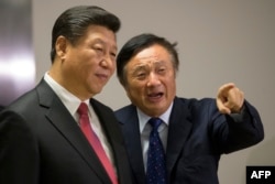 中国国家主席习近平在伦敦访问华为公司的办公室，华为总裁任正非介绍情况（2015年10月21日）。