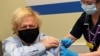 英国首相约翰逊在伦敦接种牛津-阿斯利康新冠病毒疫苗。(2021年3月19日)