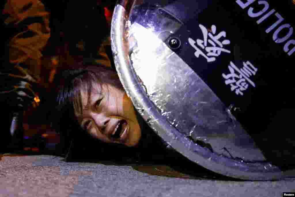 在旺角警署外发生的一次抗议中,防暴警察拘捕一名抗议者。(2019年9月2日)