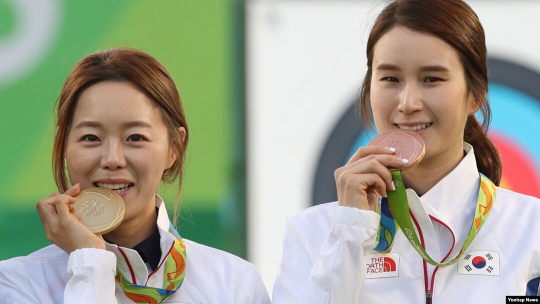 한국 여자양궁 대표팀의 장혜진(왼쪽)과 기보배가 11일 브라질 리우올림픽 양궁 여자 개인전에서 각각 금메달과 동메달을 따낸 뒤 시상식에서 포즈를 취하고 있다. 