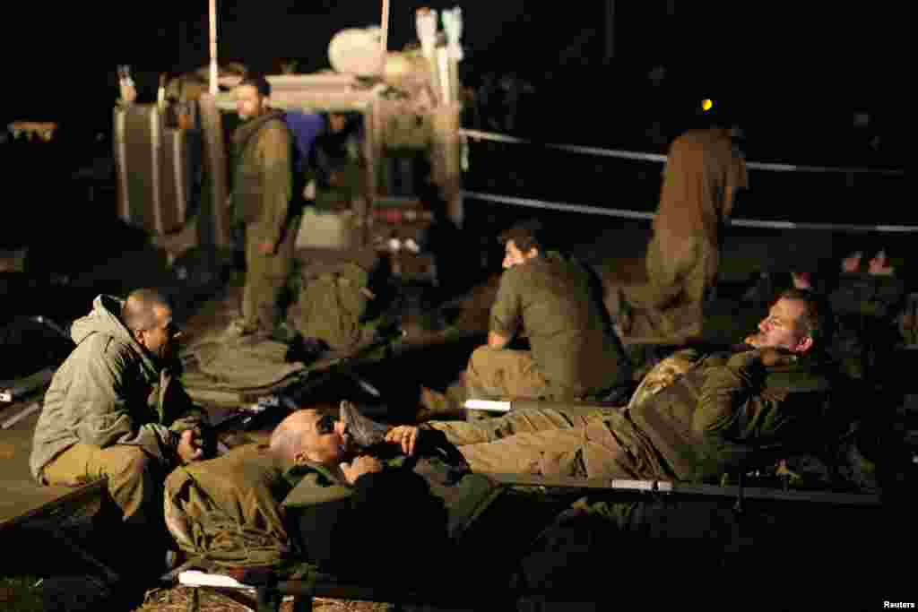 2012年11月21日,以軍士兵在加沙地帶北部外的集結地休息。