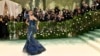 Gala del Met florece con Zendaya, Jennifer Lopez y Mindy Kaling