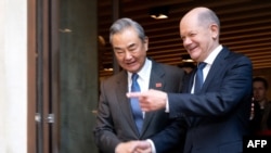 资料照片：中国外交部长王毅和德国总理奥拉夫·朔尔茨在第61届慕尼黑安全会议 期间举行双边会晤。(2025年2月15日)