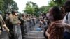 Manifestantes e membros da Guarda Nacional, perto da Casa Branca, Washington DC, 4 de junho, 2020. 