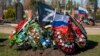 Могила російського військовослужбовця, який загинув на війні в Україні, на кладовищі в станиці Дінська Краснодарського краю, південь Росії, 1 квітня 2023 року. Російські журналісти встановили імена майже 50 тисяч російських солдатів, які загинуи в Україні. (AP)