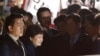 下台的朴槿惠回到首尔的家，问候支持者（2017年3月12日）