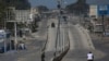 ARCHIVO: Un vehículo blindado circula por una calle principal que está vacía debido a los enfrentamientos entre la policía y las pandillas en el barrio de Delmas, en Puerto Príncipe, Haití, el miércoles 12 de febrero de 2025. (AP Foto/Odelyn Joseph).