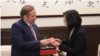 台湾总统蔡英文2020年2月3日接见欧洲在台商务协会理事长尹容(台湾总统府提供)