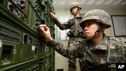 8日在韩朝边境附近的韩国涟川郡，韩国士兵调试用来进行宣传广播的设备。周五被认为是朝鲜领导人金正恩的生日，这一天，韩国通过向朝鲜广播反平壤的宣传内容来回应其核试验行为。