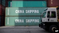 资料照：堆放在美国乔治亚州萨凡纳港口的中国货运集装箱。（2018年9月18日）