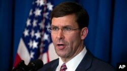 El secretario de Defensa Mark Esper durante su intervención en la residencia de Donald Trump en Mar-a-Lago, Florida, el 29 de diciembre de 2019 (Foto: AP/Evan Lucci)
