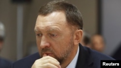 德里帕斯卡在莫斯科出席与克拉斯诺亚尔斯克地区政府签署协议的仪式。2017年12月12日