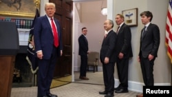 Президент США Дональд Трамп, співзасновник Oracle Ларрі Еллісон, керівник SoftBank Масайосі Сон та очільник OpenAI Сем Альтман, Вашингтон, 21 січня 2025.