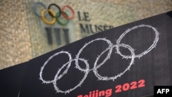西藏新疆活动人士在洛桑用铁丝网编织奥运圆环抗议中国2022年主办北京冬奥会。（法新社2021年6月23日）