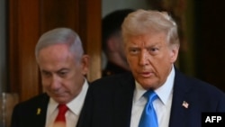 2025年2月4日，美国总统唐纳德·特朗普(Donald Trump)和以色列总理本雅明·内塔尼亚胡（Benjamin Netanyahu）抵达华盛顿特区白宫东厅举行新闻发布会。