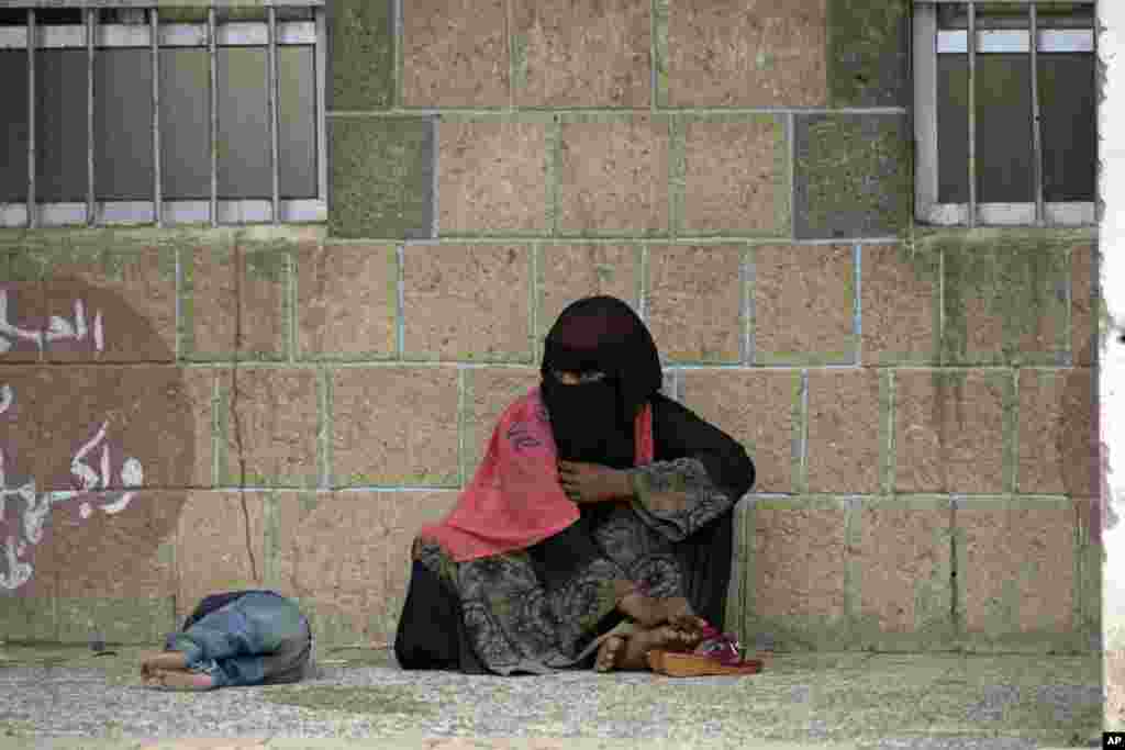 A displaced Yemeni woman and her child, who fled their home by the fighting the port city of Hodeida, sit in a school allocated for IDPs in Sana&#39;a, Jun. 23, 2018.