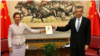 英国驻华大使吴若兰（Caroline Wilson）2020年9月16日在推特上贴出一张与中国驻英国大使吴晓明的合影。照片中，两人合拿一本《习近平谈治国理政》(Caroline Wilson/Twitter)