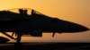 Архівне фото - Винищувач маневрує на палубі USS Dwight D. Eisenhower у Червоному морі, 11 червня 2024 року.
