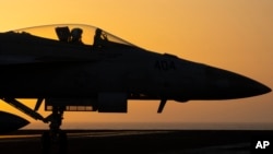 Архівне фото - Винищувач маневрує на палубі USS Dwight D. Eisenhower у Червоному морі, 11 червня 2024 року.