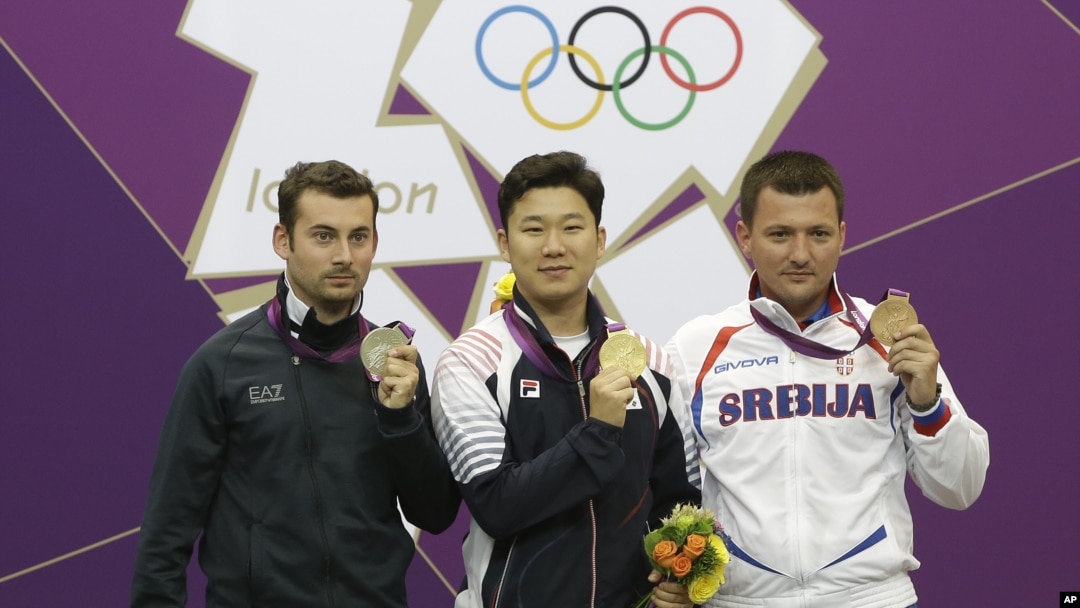 Južnokoreanac Jin Jong-oh (u sredini), Italijan Luka Teskoni (levo) i Andrija Zlatić na pobedničkom postolju u Londonu 