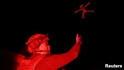 Мета операторів дронів, йдеться у матеріалі NPR – уповільнити просування Росії та послабити її боєздатність, зберігаючи якомога більшу кількість українських солдатів. На фото – український оператор дронів біля Покровська. Reuters