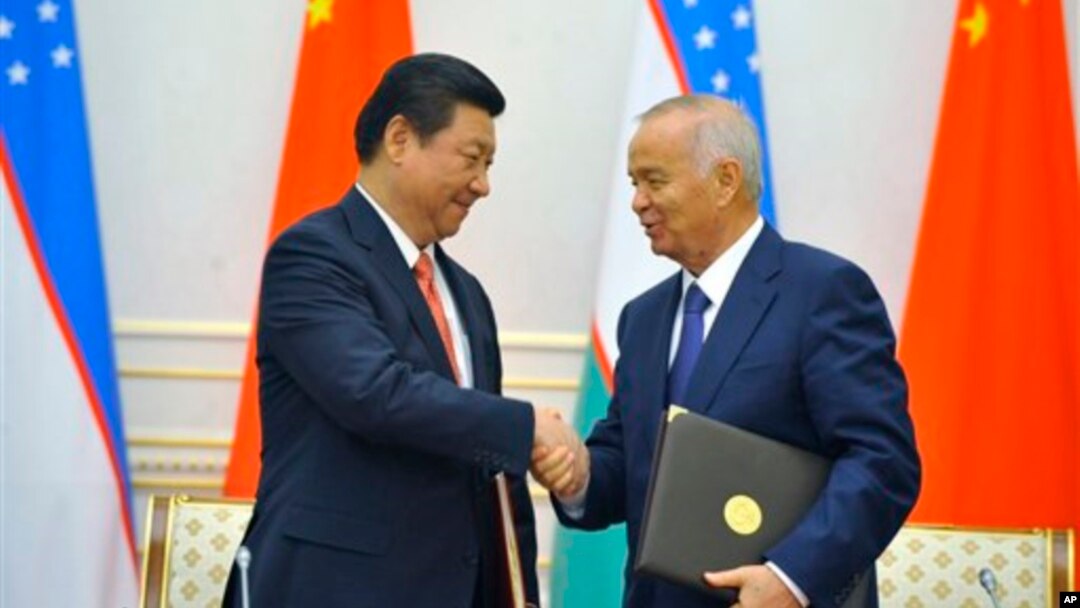 習近平今年9月訪問烏茲別克斯坦時和東道國總統卡里莫夫握手。