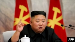 朝鲜官方的朝中社2020年5月24日发布的照片显示，朝鲜领导人金正恩在未透露的地点出席劳动党中央军委会议。