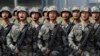 中国人民解放军驻香港部队士兵呼喊口号接受中国国家主席习近平在香港石岗营地的检阅。（2017年6月30日）