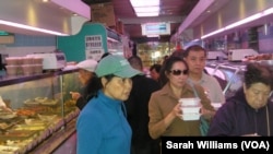 纽约曼哈顿华埠一家食品店内的顾客（美国之音威廉姆斯拍摄）
