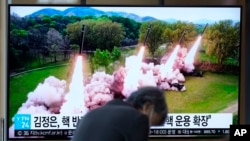 资料照片：韩国首尔火车站在播放朝鲜发射多枚火箭的电视新闻。(2024年4月23日)