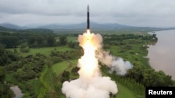 2023年7月13日，朝鲜试射新型固体燃料洲际弹道飞弹“火星-18”(Hwasong-18)。(朝中社／路透社发布)