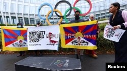 抗议者在瑞士洛桑国际奥委会总部外，呼吁抵制2022年北京奥运会。（2021年11月26日）