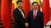 中国国家主席习近平和越南总理阮晋勇握手。（2015年11月5日）