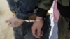 涉嫌金融犯罪的中国人被尼泊尔警方用手铐铐住带往加德满都的一家法庭。（2019年12月24日）