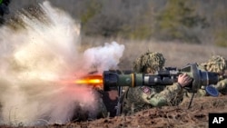 Архівне фото: український військовослужбовець проводить постріл з протитанкової зброї NLAW, лютий 2022 року