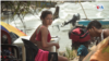 Al borde de la playa un grupo de 5 jóvenes venezolanos esperan poder reunir el dinero necesario para poder cruzar hacia el corregimiento de Capurganá, municipio fronterizo con Panamá, la puerta hacia Centroamérica.