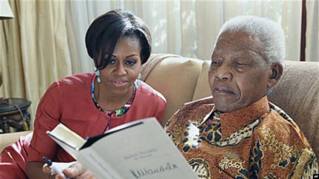 US first lady Michelle Obama (L) with former South African President Nelson Mandela, at this home, in Houghton, South Africa, June 21, 2011
