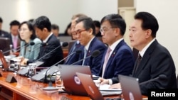 南韓總統尹錫悅（右一）2024年1月16日在龍山總統府召開內閣會議。（路透社/韓聯社）